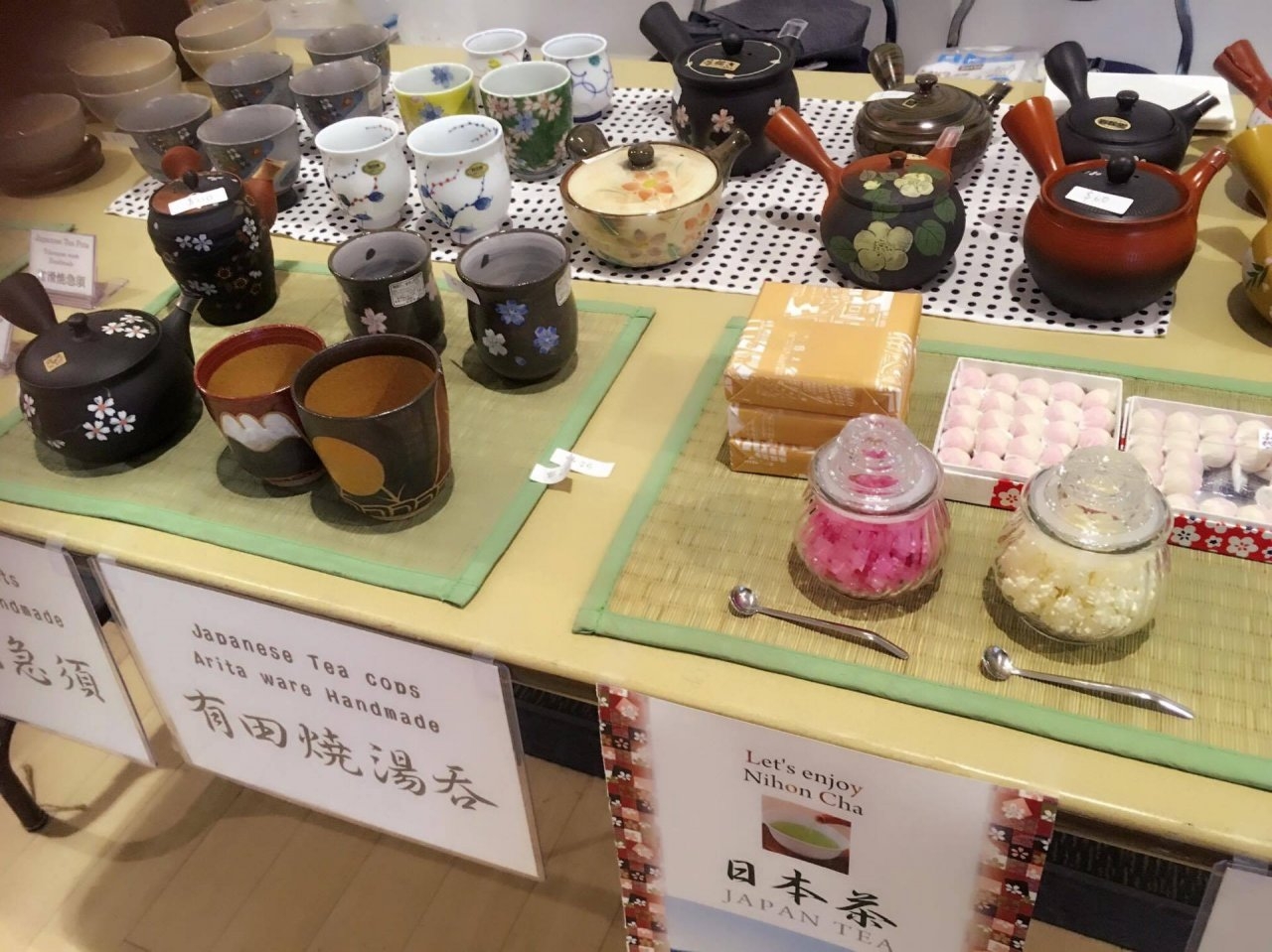 日本茶とともに、茶器も販売しました。