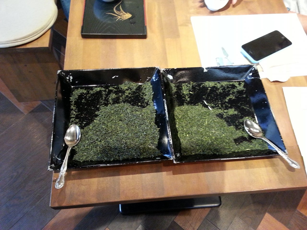 ２種類の玉緑茶の様子