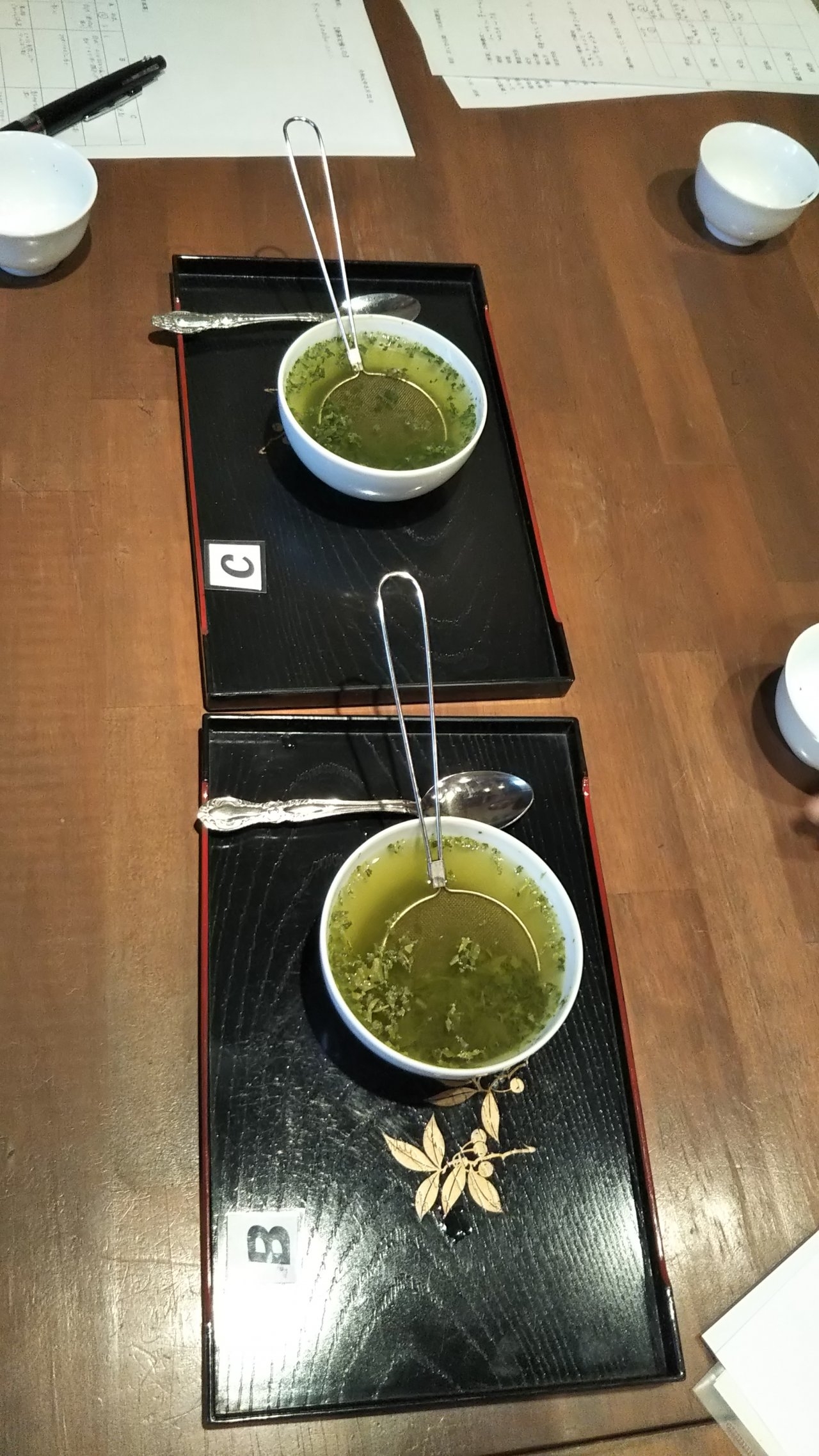 静岡産と鹿児島産のお茶を見比べる作業。