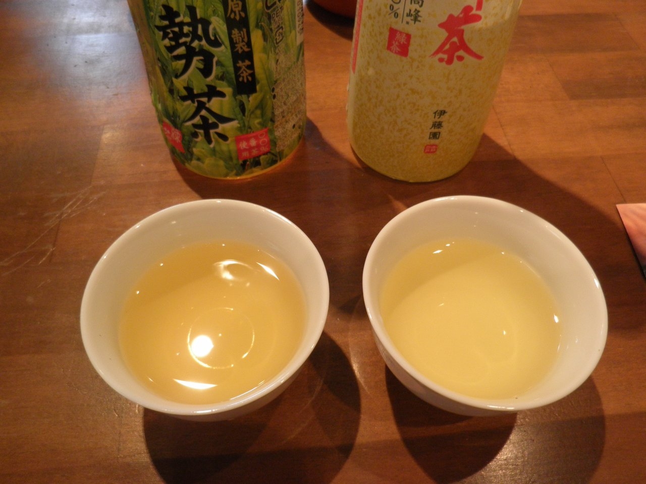 水色が全く違います。飲み比べるとよくわかる二つのお茶の違い。比べるとわかるそれぞれの良さ・・